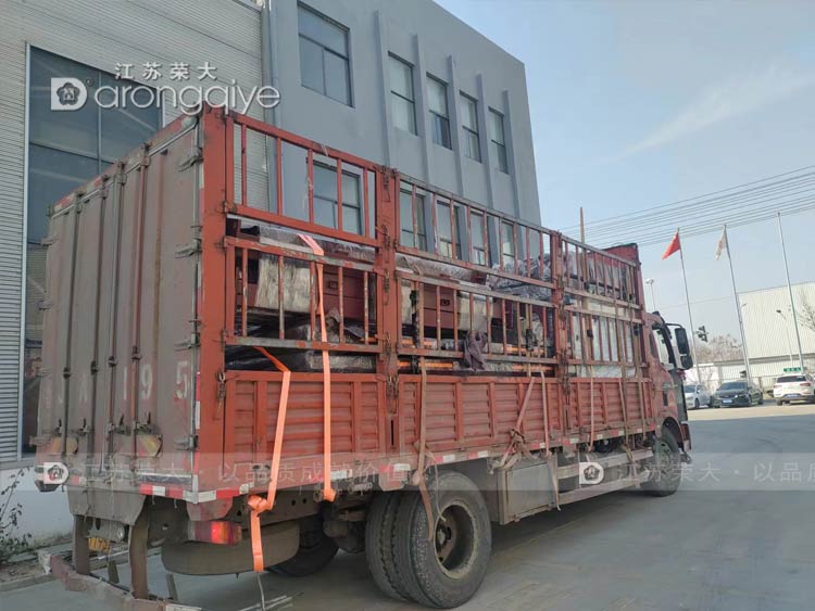 河北公交車站候車亭準(zhǔn)備發(fā)車