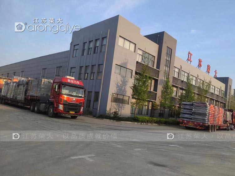 河南公交車站臺(tái)兩車齊發(fā)配圖二