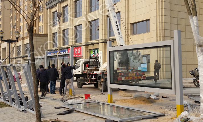 宿遷候車亭安裝現(xiàn)場(chǎng)圖二